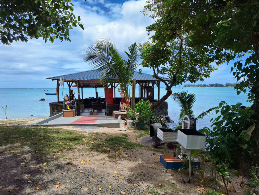Ile Maurice : Ganga Ghat Mandir, temple hindou situé juste à côté du Mon Choisy Beach R