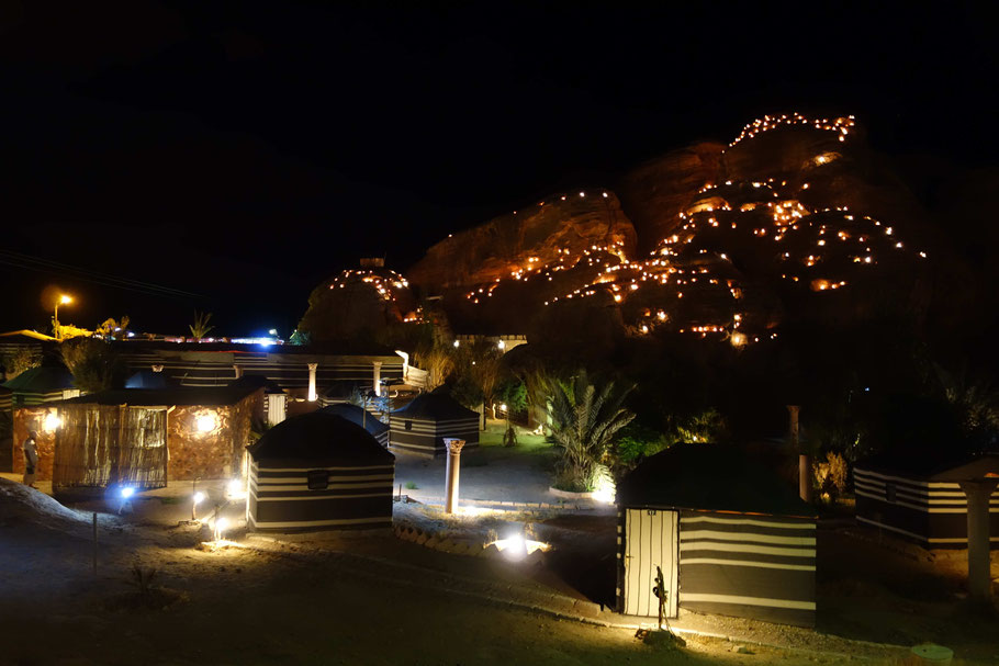 Jordanie, Little Petra. Seven Wonders Bedouin Camp la nuit : toute la colline est illuminée