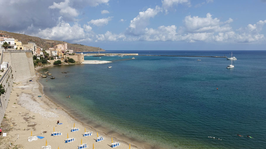 Sicile : petite plage à l'intérieur de la ville de Castellammare del Golfo