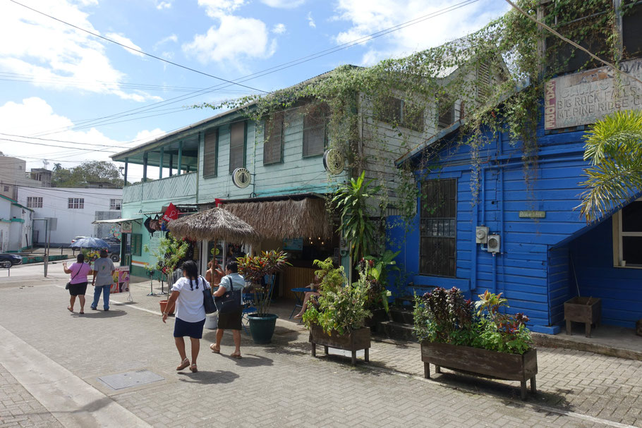 Belize :  rue piétonne à San Ignacio