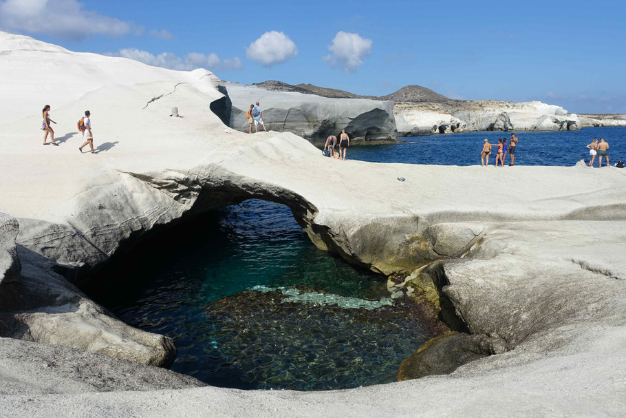 Grèce, Cyclades : Milos, les rochers de Sarakiniko font le bonheur des amateurs de sauts ou plongeons