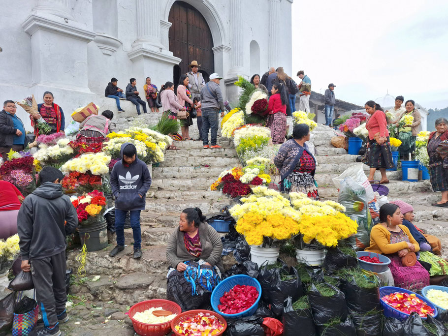 Guatemala, Chichicastenango : jour de marché sur les marches de l'église Santo Tomás