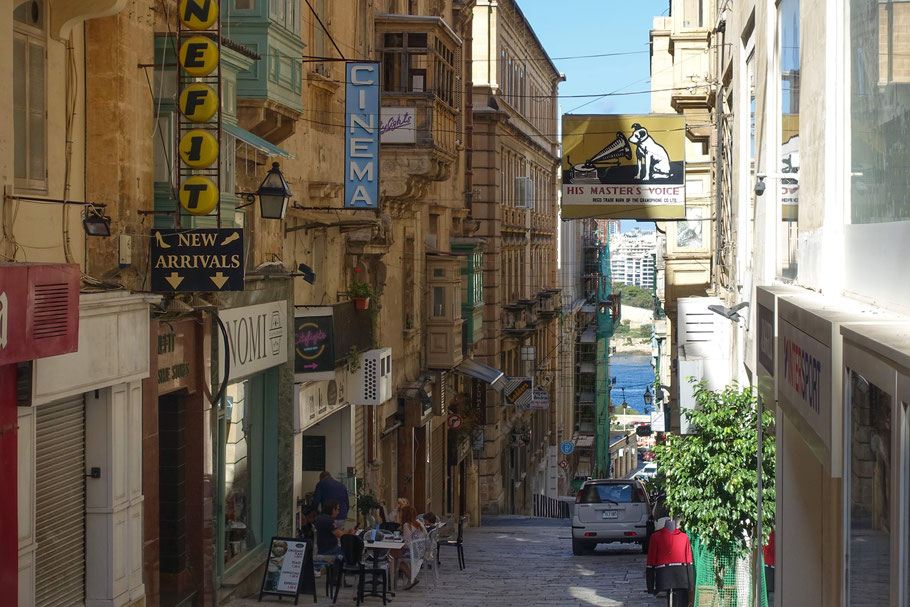 Malte : rue de La Valette avec de vieilles enseignes