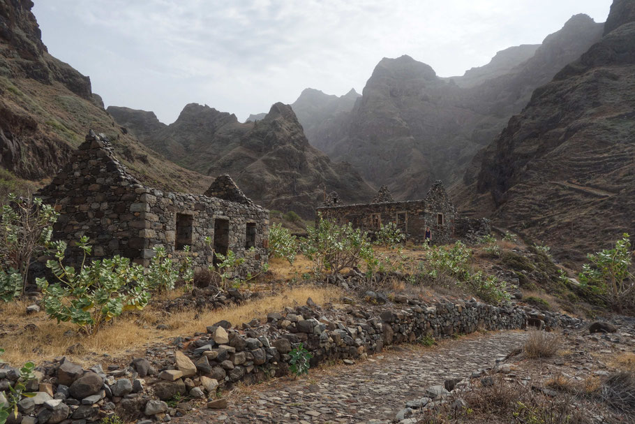 Cap-Vert, Santo Antão : maisons en ruines Chã de Mar