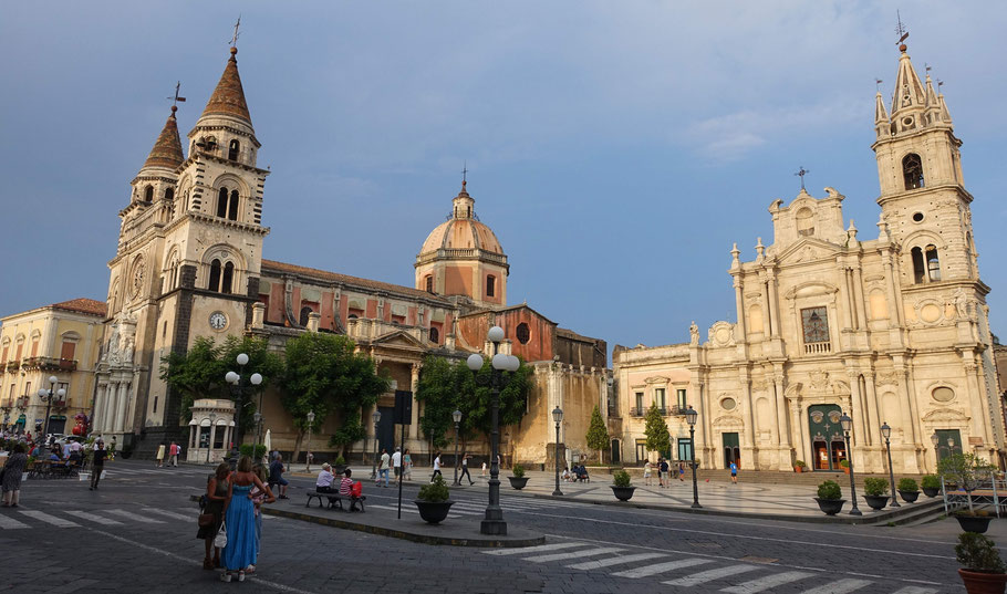 Sicile : Piazza del Duomo d'Acireale avec la cathédrale à la façade rose et la Basilica dei Santi Pietro e Paolo