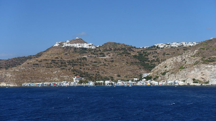 Grèce, Cyclades : Plaka avec son kastro et le port de pêche de Klima (vue du ferry dans la baie de Milos)
