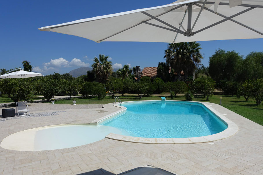 Sicile, Partinico : piscine et jardin de la Casa Vacanze Chianurre con piscina