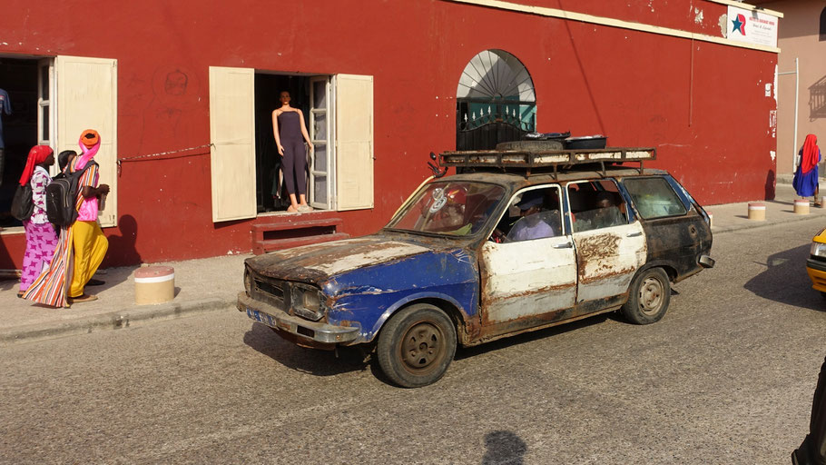 Sénégal : vieille voiture dans une rue de Saint-Louis