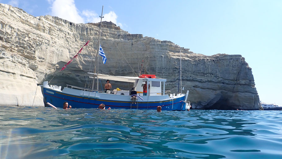 Grèce, Cyclades : Milos, départ du caïque à la nage pour une petite baignade au pied des falaises de Kleftiko