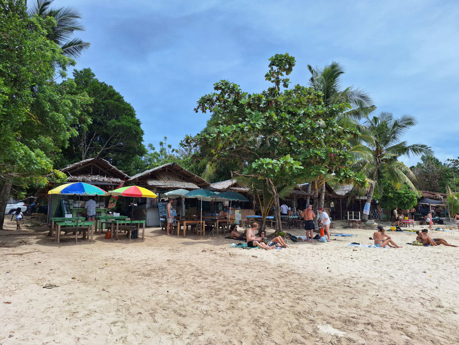 Siquijor, petits restaurants sur la plage de Paliton