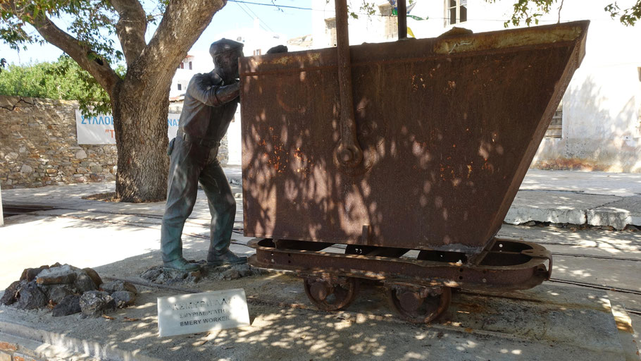 Grèce, Cyclades : Naxos, mémorial rappellant la dure vie des mineurs d'emeri