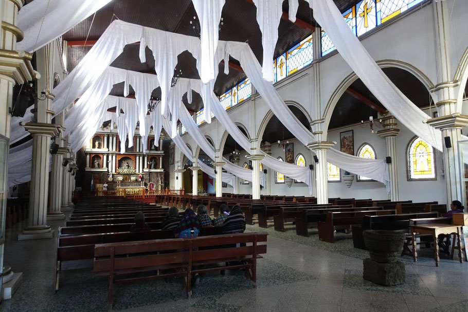 Guatemala, intérieur de l'église de San Juan La Laguna