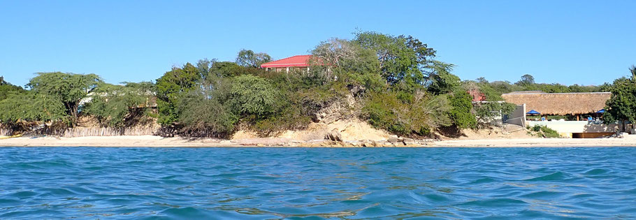 Les trois bungalows de Villas Caracoles vus de la mer : au centre La Reina et à droite, L'Almeja juste à côté de la piscine de l'hôtel Sand Bay