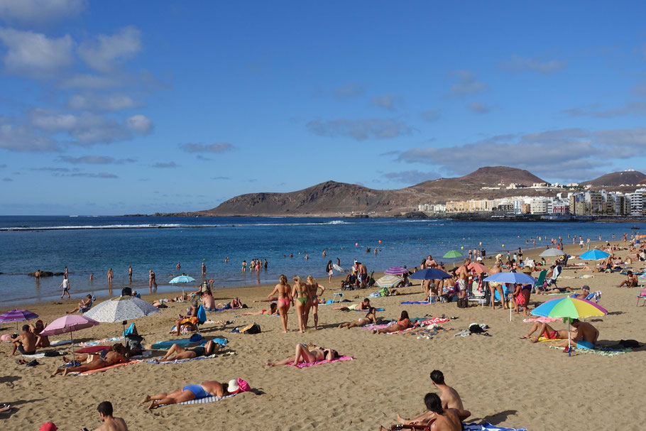 Au nord de Las Palmas de Gran Canaria, s'étend sur 3 km au fond d'une baie assez protégée la populaire plage de sable Las Canteras