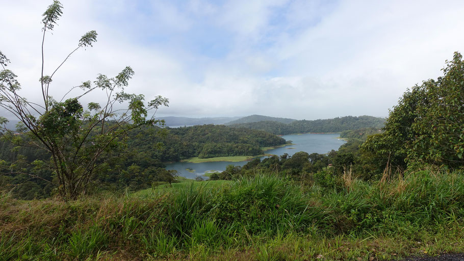 Costa Rica : panorama sur la Laguna de Arenal (route entre rio Celeste et Monteverde)