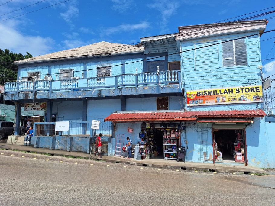 Belize : bâtiment en bois dans le centre de San Ignacio