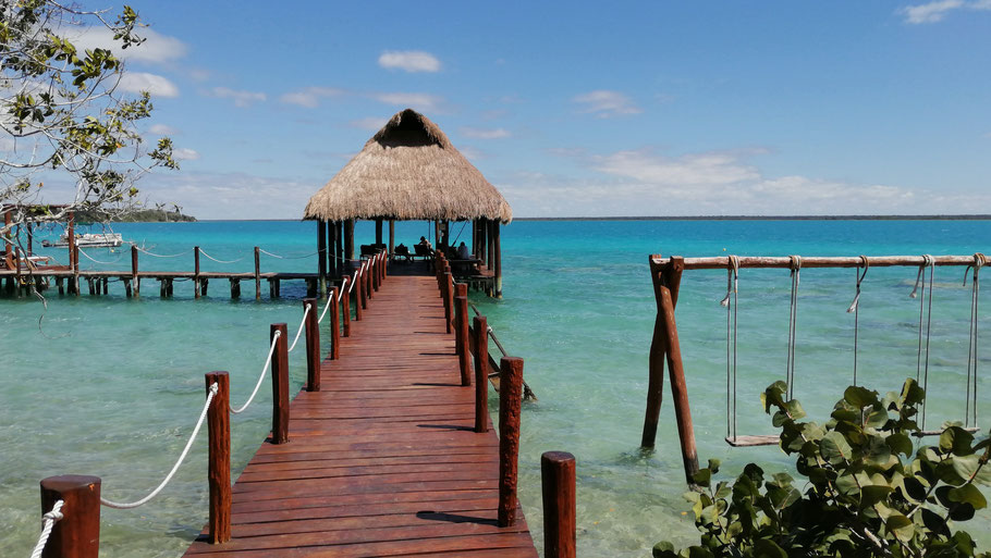Mexique, Yucatan : ponton de l'hôtel Rancho Encantado sur la lagune de Bacalar