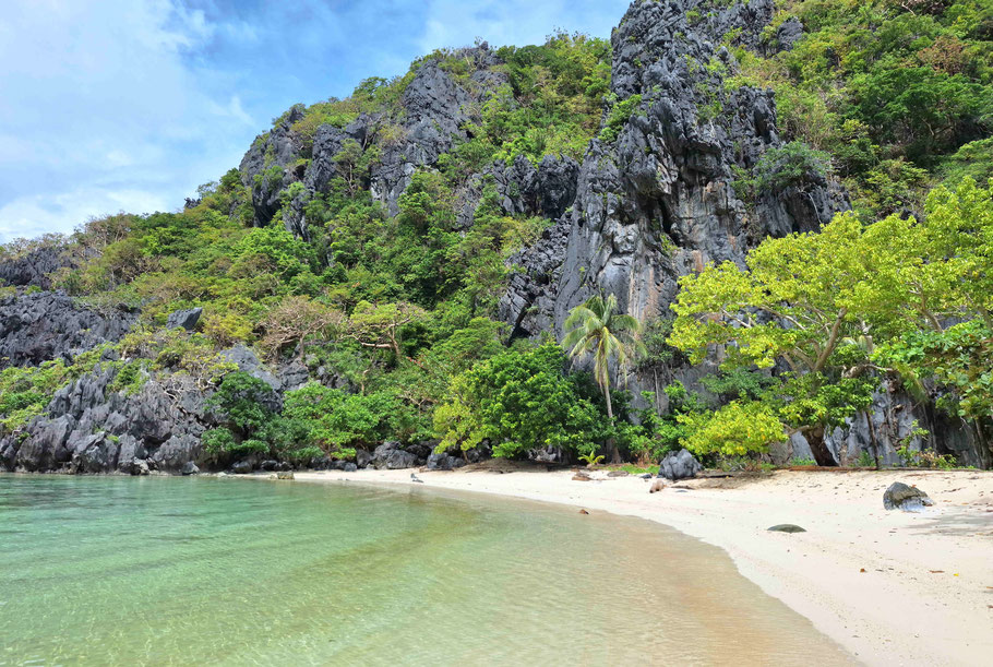 Palawan, Baie de Bacuit : falaises sur la plage de Taputian Island