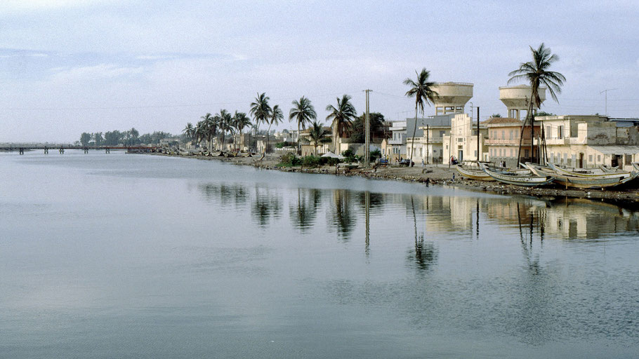 Sénégal : Quai Giraud et chateaux d'eau de l'île de Saint-Louis en 1989