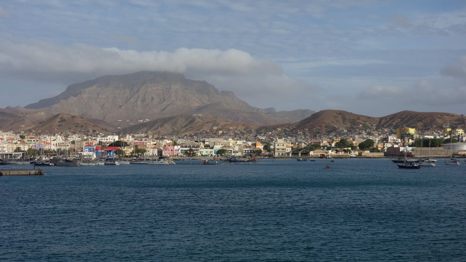 Cap-Vert, São Vicente : Mindelo. Vue du ferry 