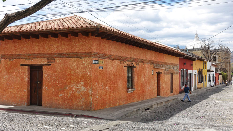 Guatemala, Antigua : calle de Fray Rodrigo de la Cruz