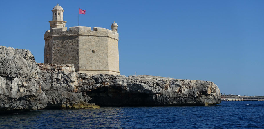 Minorque : Castell de San Nicolau à l'entrée du port de Ciutadella
