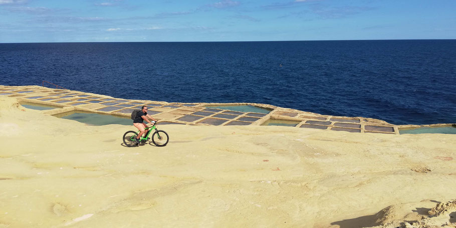 Malte, Gozo : randonnée en vélo électrique le long des salines de Marsalforn 