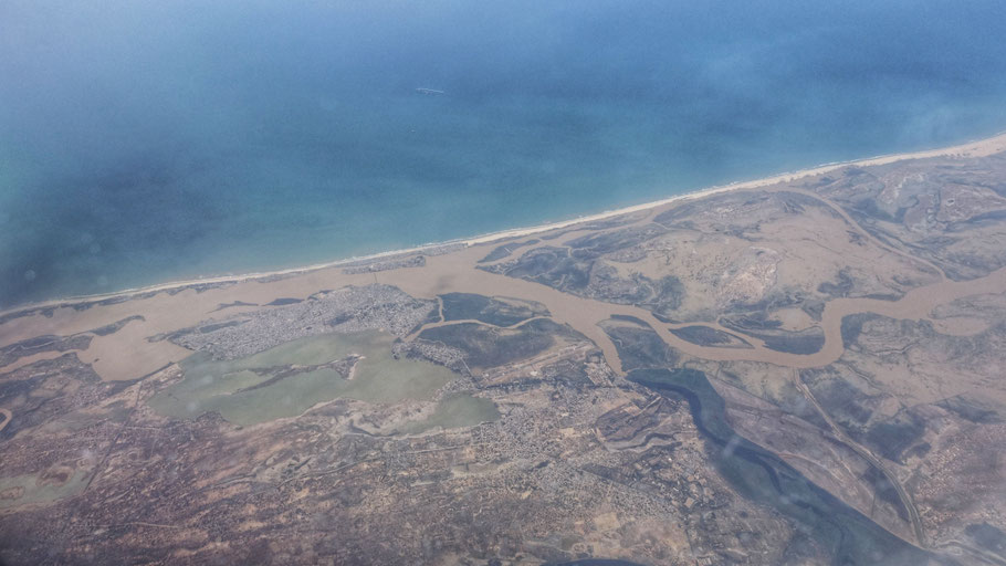 Vue d'avion de Saint-Louis et du fleuve Sénégal le 26 octobre 2022