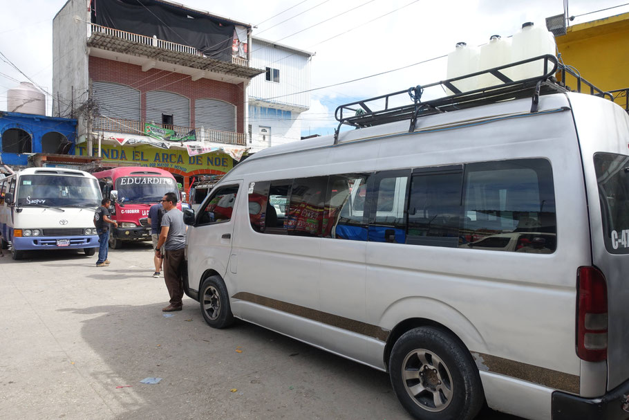 Guatemala, lac Petén Itzá : terminal des colectivos à Santa Elena (Flores)