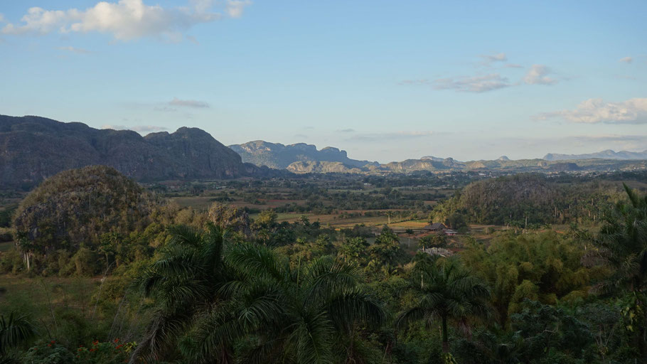 Cuba, coucher de soleil sur toute la vallée de Viñales : vue du bar de l’hôtel Los Jazmines 