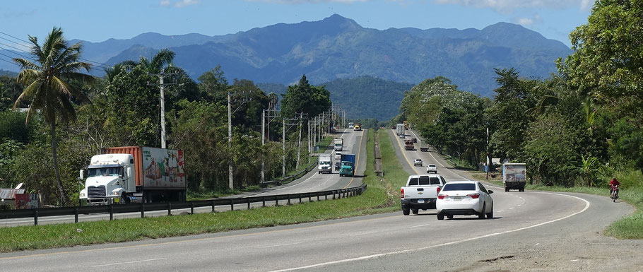 Autopista Duarte entre Saint-Domingue et Santiago de los Caballeros avec un deux-roues en contresens