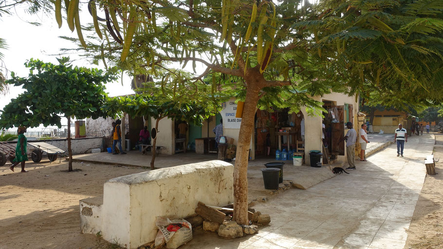 Sénégal, Gorée : sur la place du Gouvernement, face au Musée de la Mer