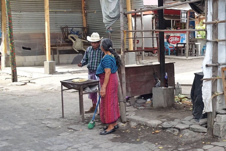 Guatemala, Santiago Atitlan : Mayas Tzutujils portant le costume traditionnel