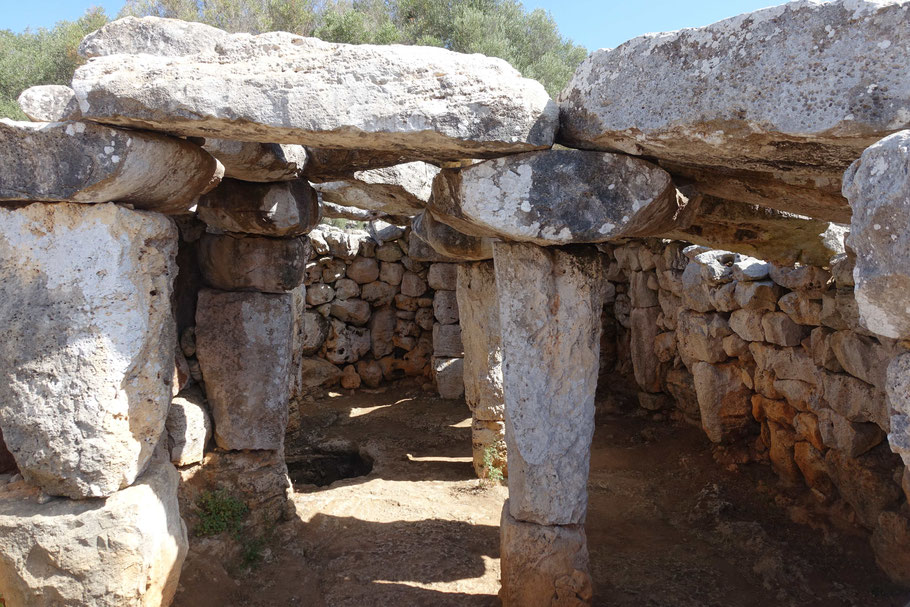 Dans l’une de ces maisons, on trouve une salle hypostyle, c’est-à-dire une pièce dont le toit en dalles de pierres est supporté par des colonnes. 