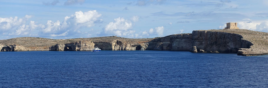 Vue sur Comino et sa St. Mary’s Tower prise du ferry Malte-Gozo