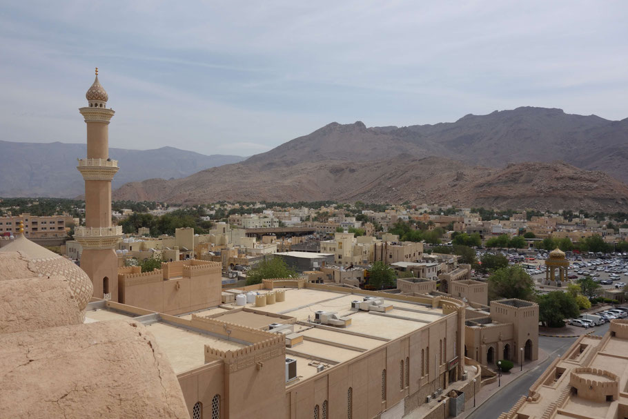 Oman, vue du fort de Nizwa sur la ville et la palmeraie