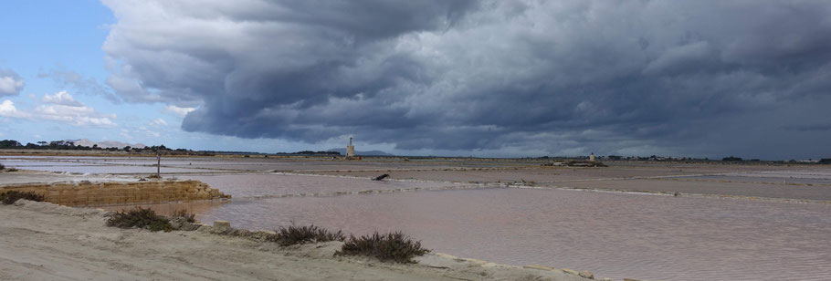 Sicile : marais salants et moulins sous les nuages entre Trapani et Marsala