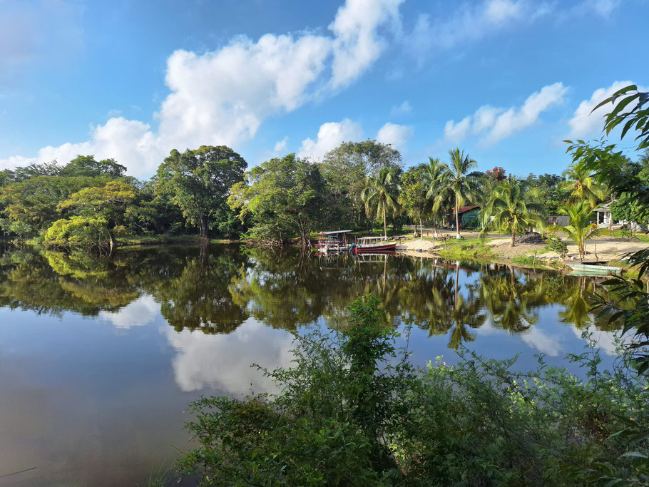 Belize, Tower Hill : vue du Lamanai Hôtel & Marina
