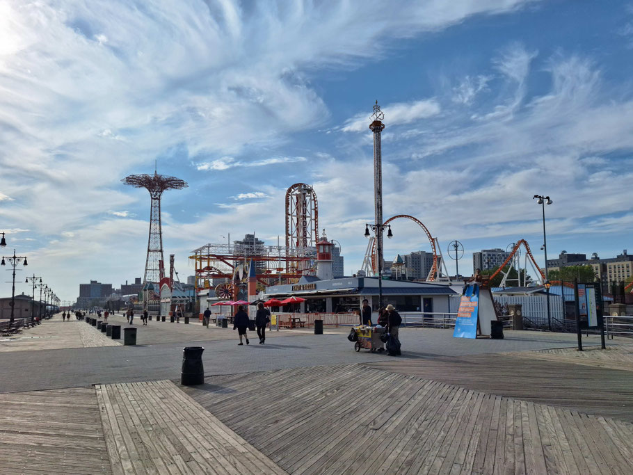 La longue promenade en bois de Coney Island Beach
