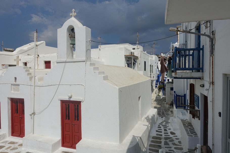 Grèce, Cyclades : Mykonos, rue Agiou Antoniou et église Agia Paraskeví