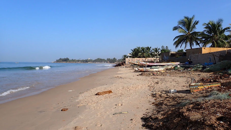 Sénégal, plage de La Somone le matin à marée haute, en face de la maison d'hôtes Senebreith