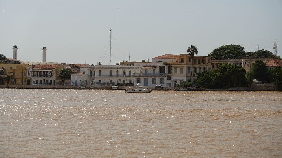 Vue sur le quai Henri Jay et le bureau des douanes et le conseil départemental de Saint-Louis de l'autre rive du fleuve Sénégal