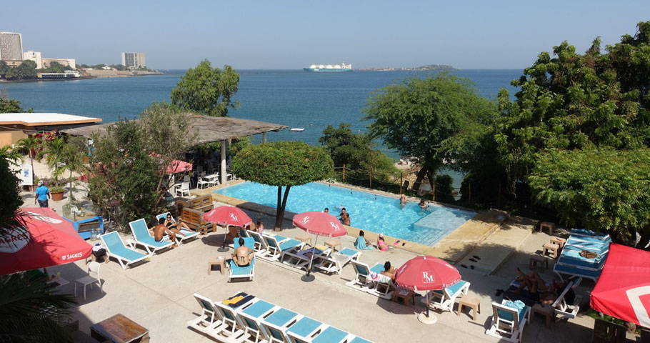 Sénégal, Dakar : piscine de l'Union Amicale Corse, quartier du Plateau, et vue sur l'île de Gorée au loin