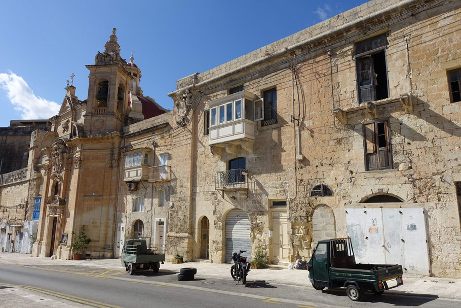Malte, La Valette : rue Liesse et église Ta'Liesse construite au 17ème siècle par des chevaliers français de l'Ordre de Saint-Jean de Jérusalem