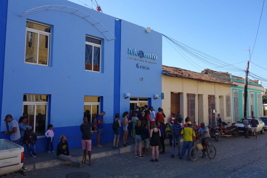 Cuba, file d'attente pour acheter une carte Etecsa à Trinidad