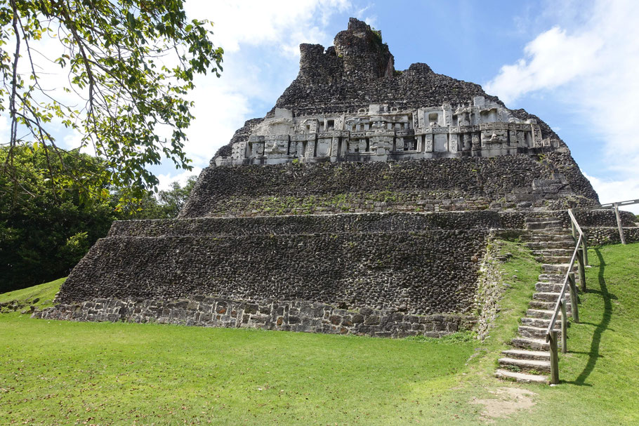 Belize : El Castillo de Xunantunich, orné de frises en stuc