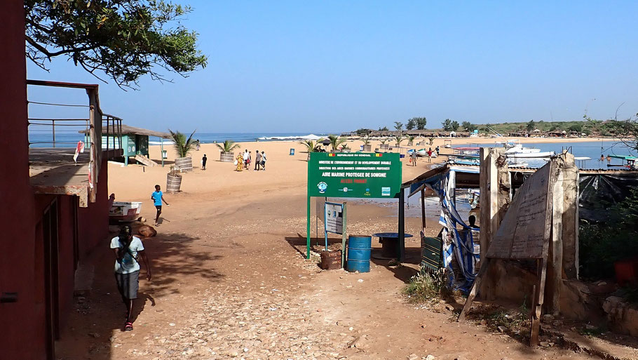 Sénégal, plage de La Somone sur laquelle il est possible de prendre une navette pour traverser l'embouchure