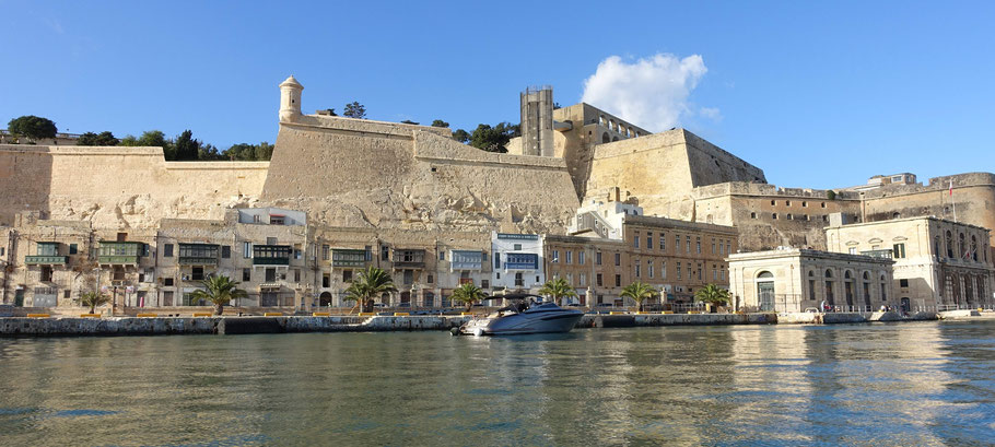 Malte, La Valette : Fort Lascaris, ascenseur menant aux "Upper Barrakka Gardens" et bâtiment des douanes à droite