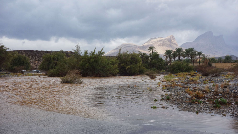 Oman, inondation et wadi en crue à Al Hamra après la pluie