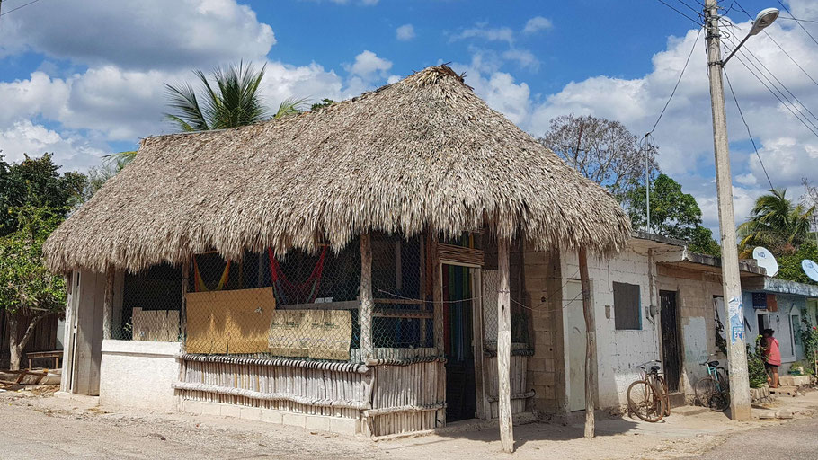 Maison dans un village du Yucatán : on voit les hamacs à l'intérieur